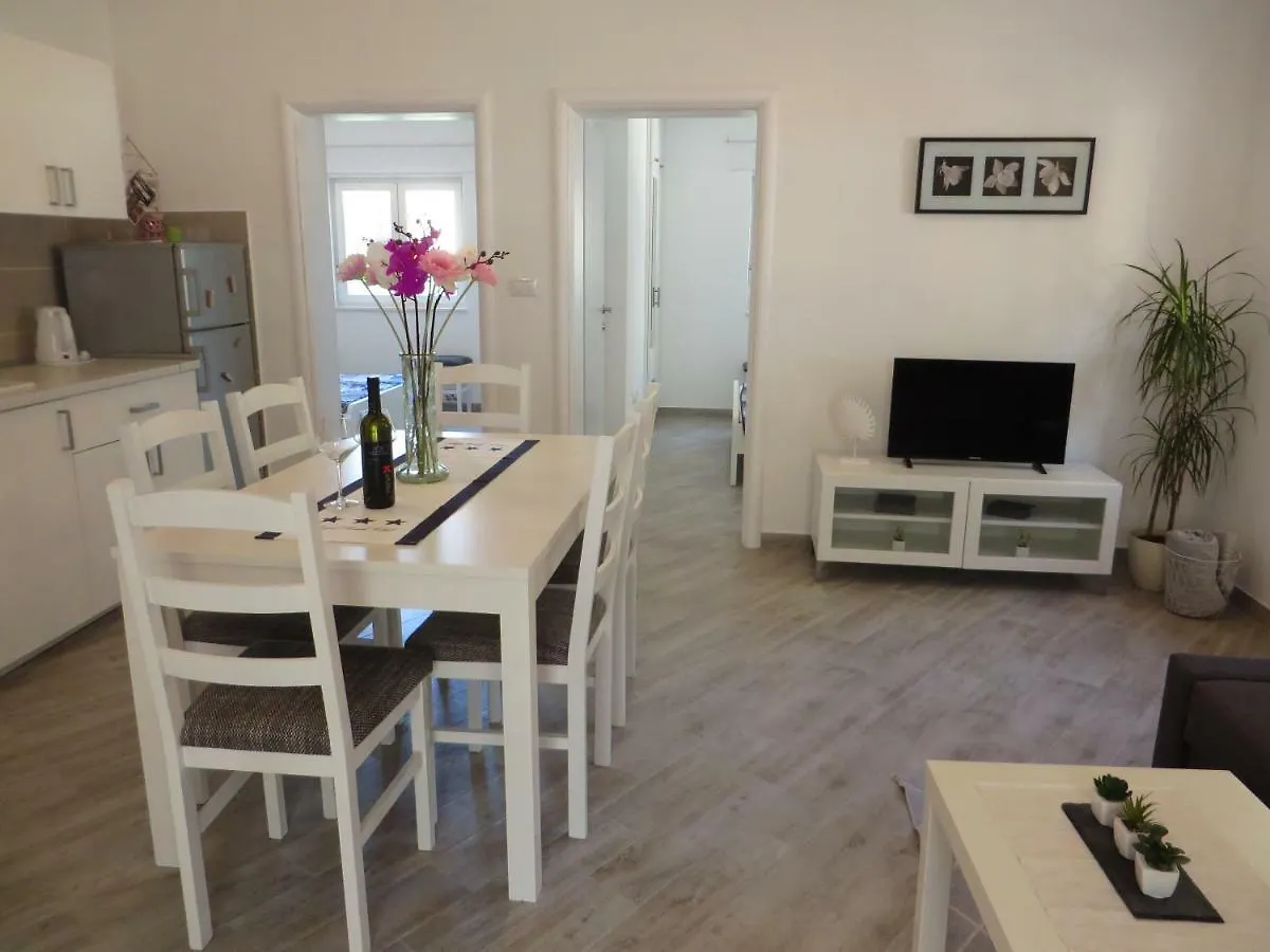 Guest house Apartments Domino Pakostane
