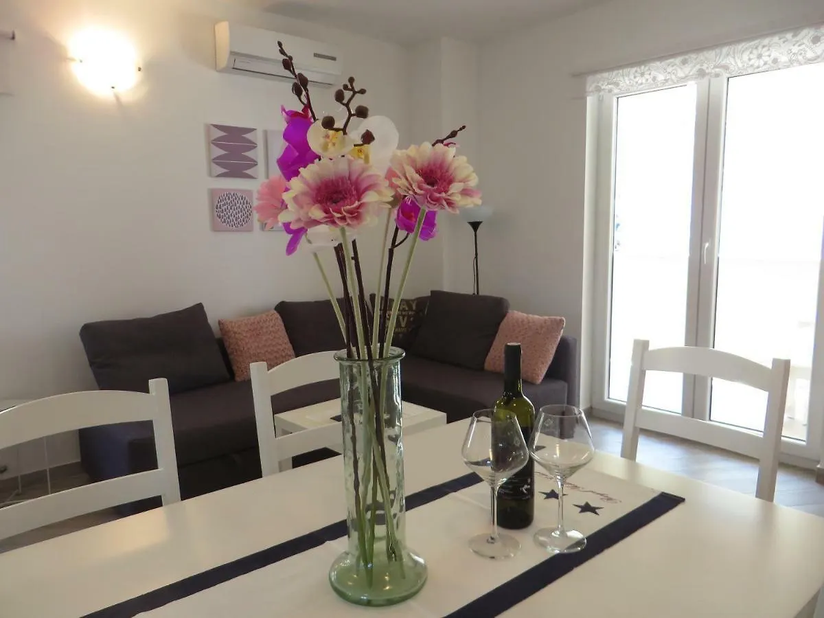 Apartments Domino Pakoštane 4*,